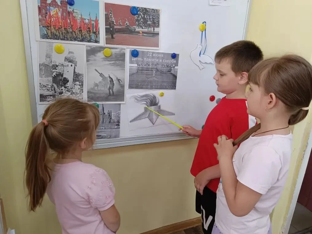 Прошло много лет, но ничто не забыто.
Мы помним события те,
Когда в сорок первом в разгаре июня
Узна