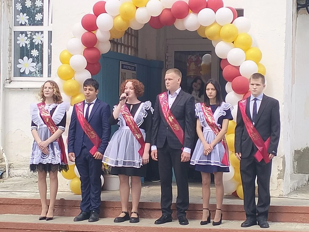 "Последний звонок» — традиционный праздник школьников, заканчивающих учёбу. В этот день...