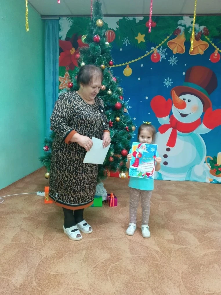 Заведующий Зацепина Л. Н. вручила грамоты воспитанникам первой младшей группы за нового...