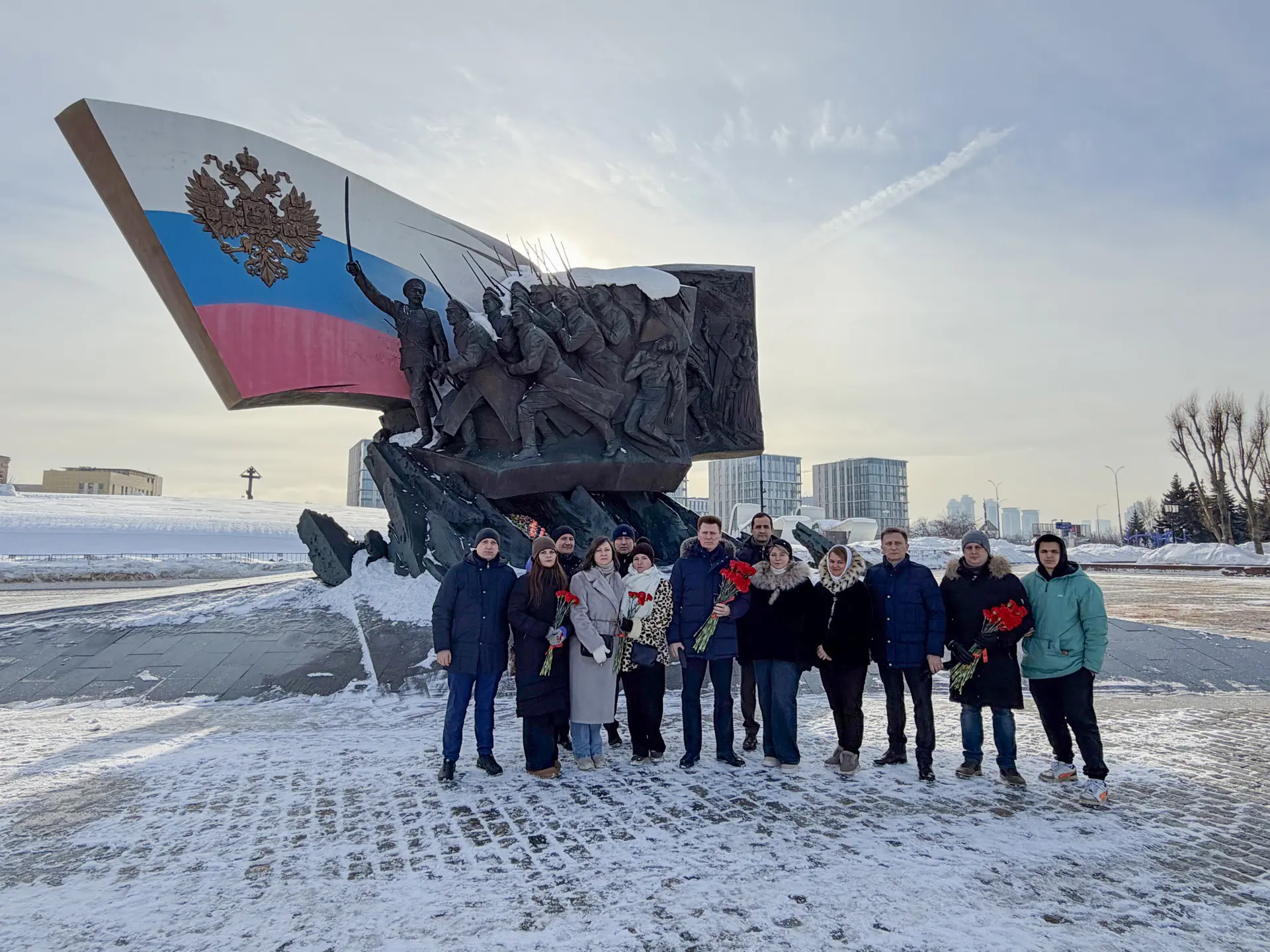 Возложение цветов к Монументу Победы в память о погибших защитниках Отечества