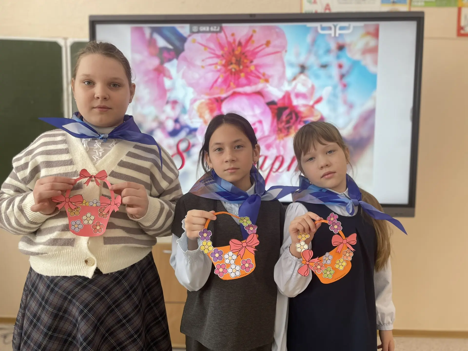 🎁« Подарок для мамы»🎁  Сегодня , Орлята России 3-х классов приняли участие в мастер классе «Подарок 