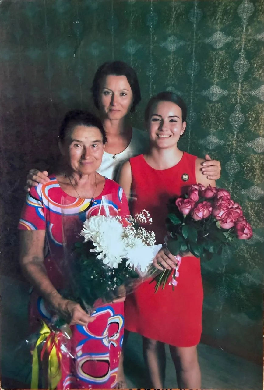 Вот что нашла сегодня) бабушка и мама приехали на вручение диплома, все очень счастливые)