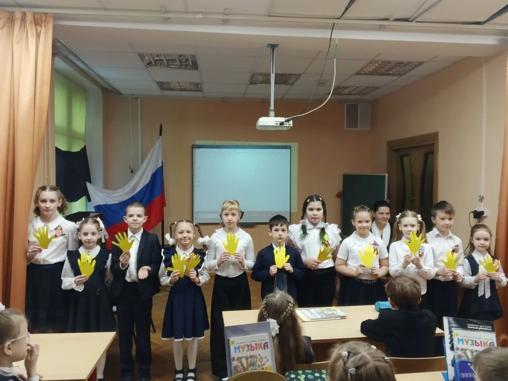 🎉 8 мая — особенный день! Ученики 2–4 классов вместе с педагогами приняли участие в флешмобе и спели