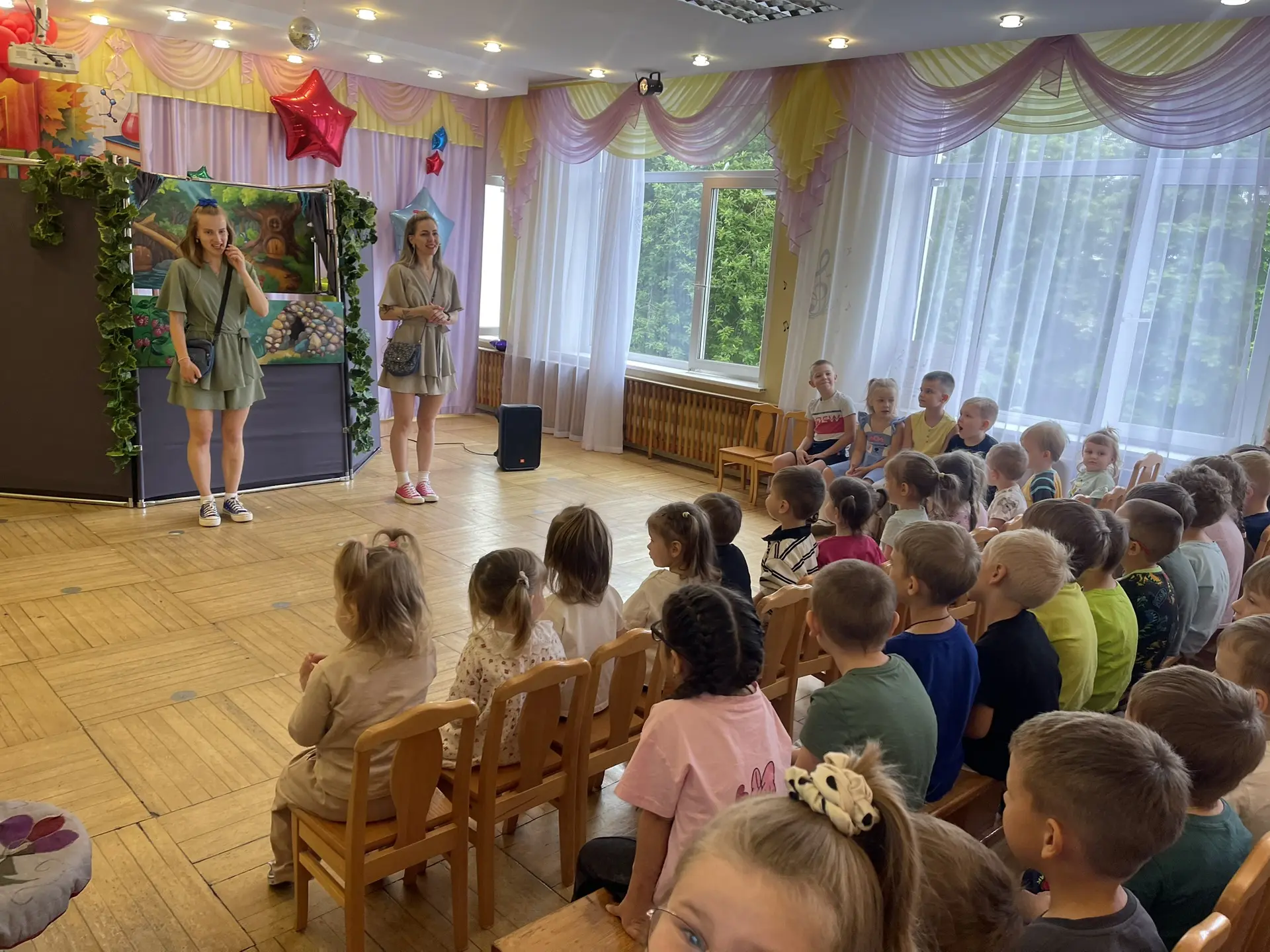 🌞 18 июня: Лето в разгаре! 🌼

Утро нашего сада началось с зажигательного смеха и солнечных улыбок!