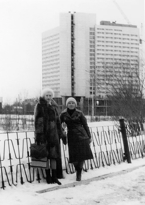 В начале 80-х, на фоне строительства гостиницы «Арктика». Фото прислала Ольга Потапова.