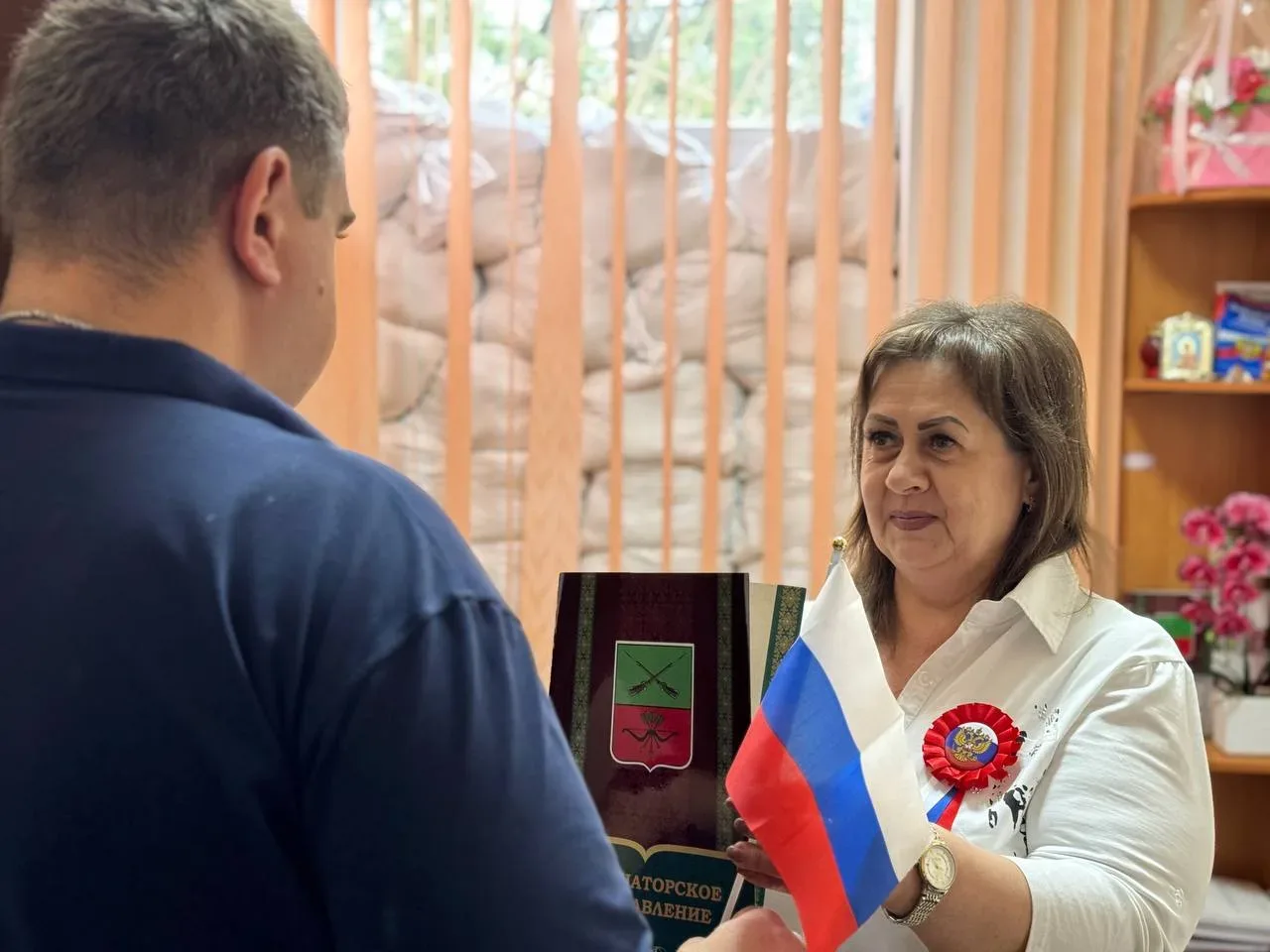 «Я люблю Россию» — под таким девизом прошёл рабочий день в Территориальном отделе ЗАГС Васильевского