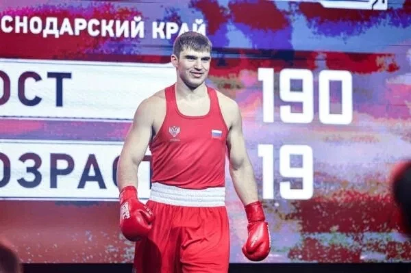 👊 Россияне Давид Суров и Баир Батлаев вышли в полуфинал чемпионата Европы по боксу в С...