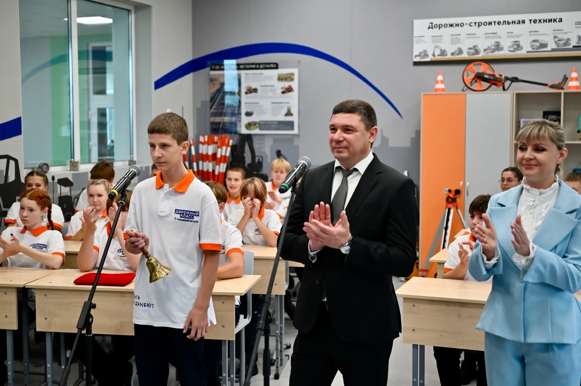 Министр транспорта РФ Андрей Никитин и руководитель Федерального дорожного агентства Ро...