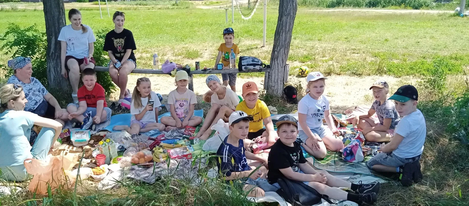 ☀️ Лето в разгаре, и ученики 1"А" класса проводят его просто замечательно! 🎉 Вместе с родителями и 