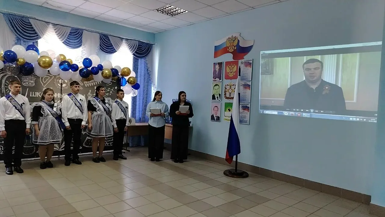 Сегодня в нашей школе состоялся последний звонок для выпускников 9-х классов. Это важное и трогатель