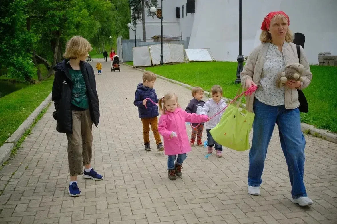 🌿 Прогулка в парке — традиционное завершение года в студии «Шаги в мир».

Малыши-двухлетки вместе с