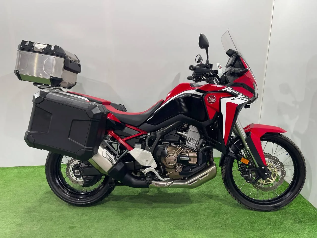 HONDA CRF1100L AFRICA TWIN D в наличии во Владивостоке  Характеристики:  - 2020 год - объем 1082 см3