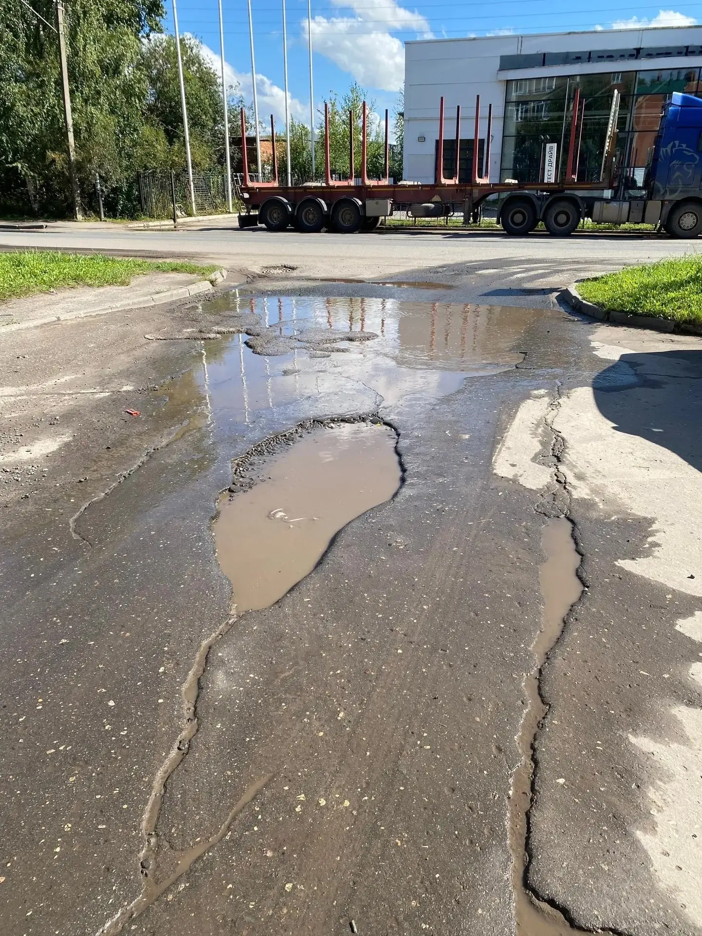 Вологжане жалуются на разбитый въезд во двор на Гагарина, 2а