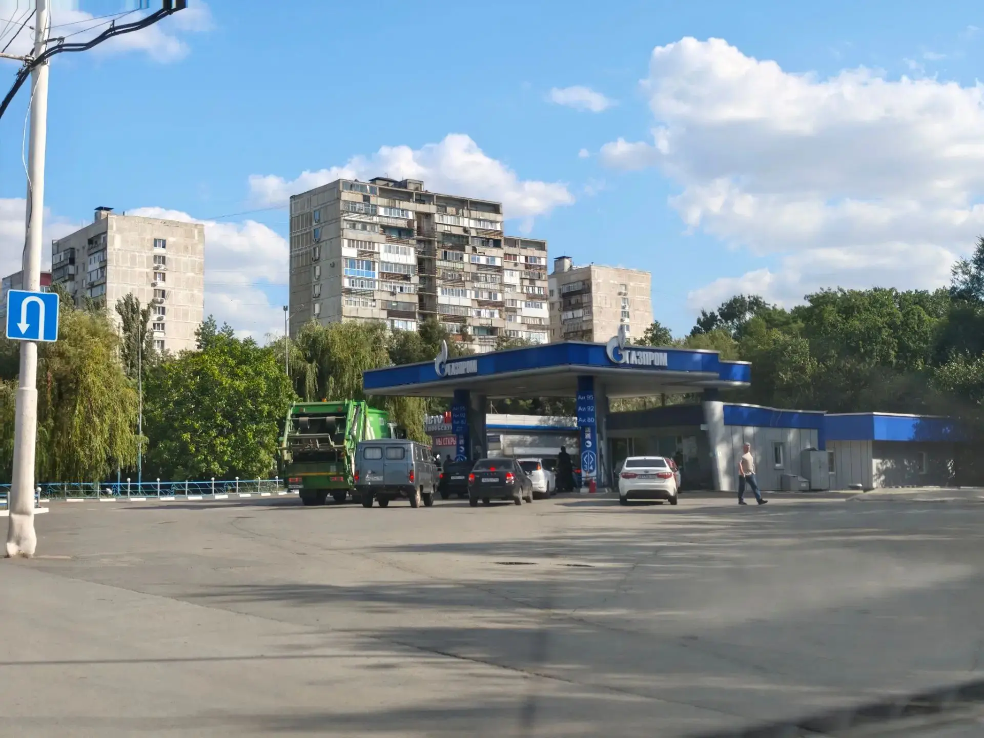 На «Газпроме» очереди нет. Кстати, по словам автомобилистов на «Газпромнефти» все есть лимиты на бен