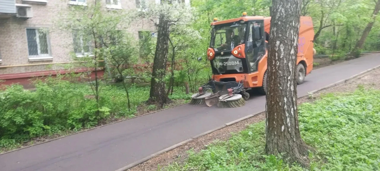 Почти 80 дворников дополнительно привлекла управляющая компания Люберец для уборки придомовых террит