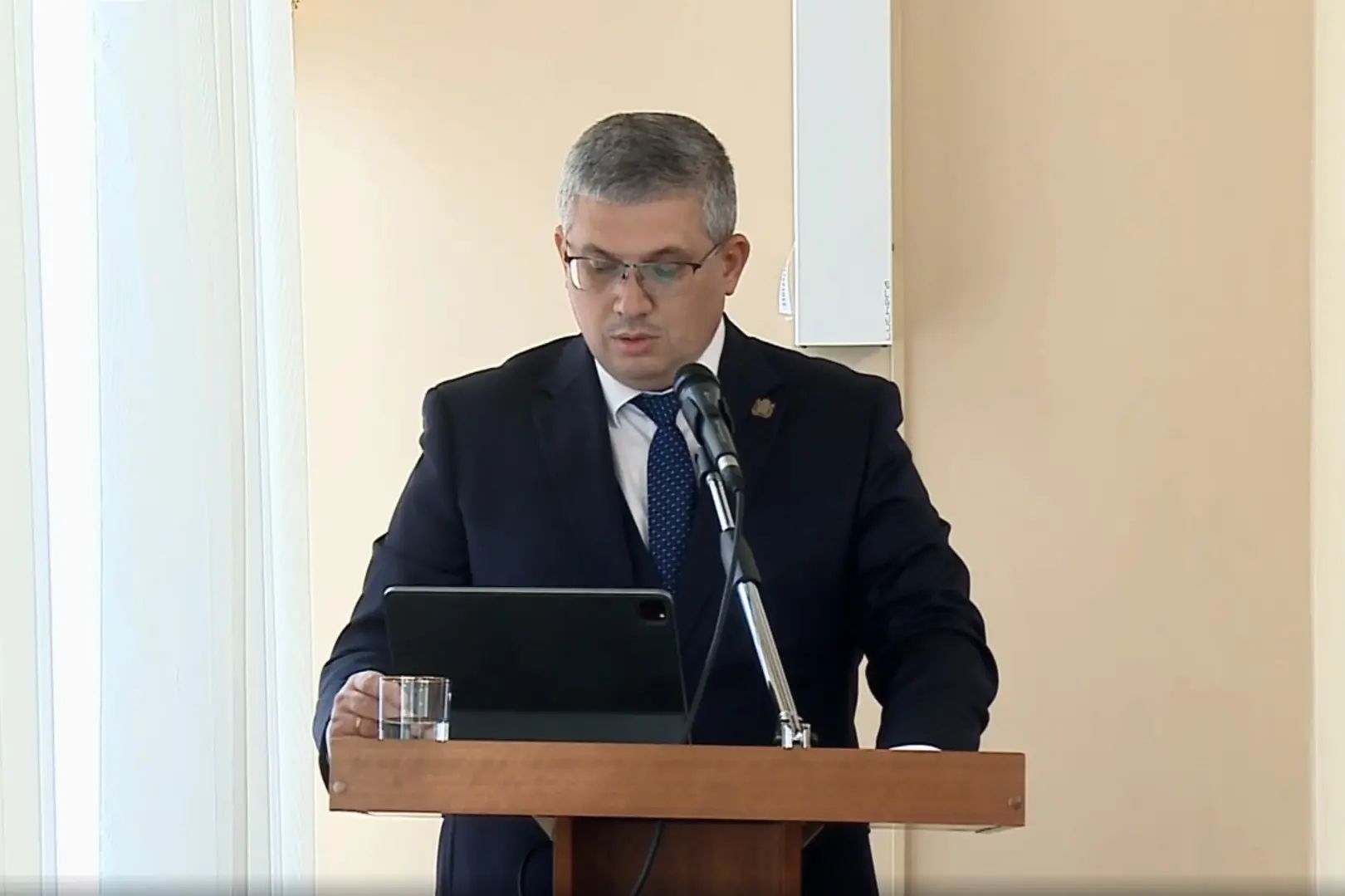 Представил депутатам Смоленского городского Совета отчёт о работе Администрации города за 2025 год. 