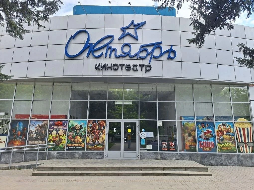 🎬 Июльская афиша в «Октябре»: от утренних мультфильмов до вечерних триллеров!