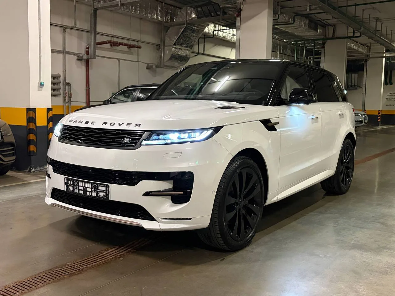 Land Rover Range Rover Sport D350 MHEV AT Autobiography 3.0 дизель 2026 (белый на черном)