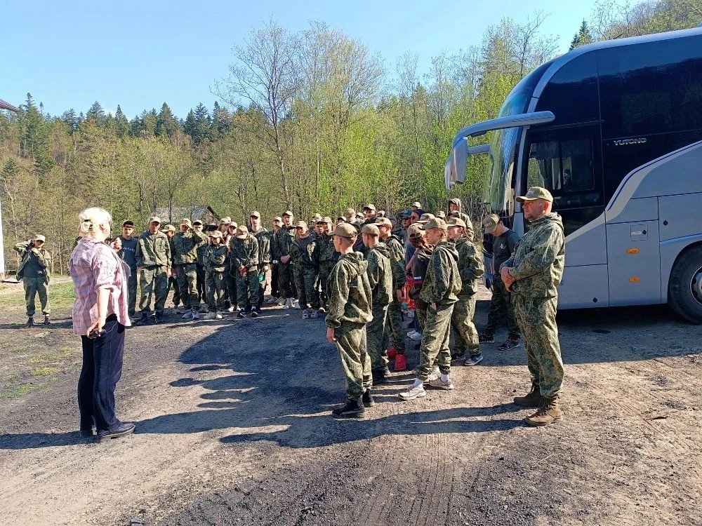 Завершился день экскурсией к минеральному источнику.