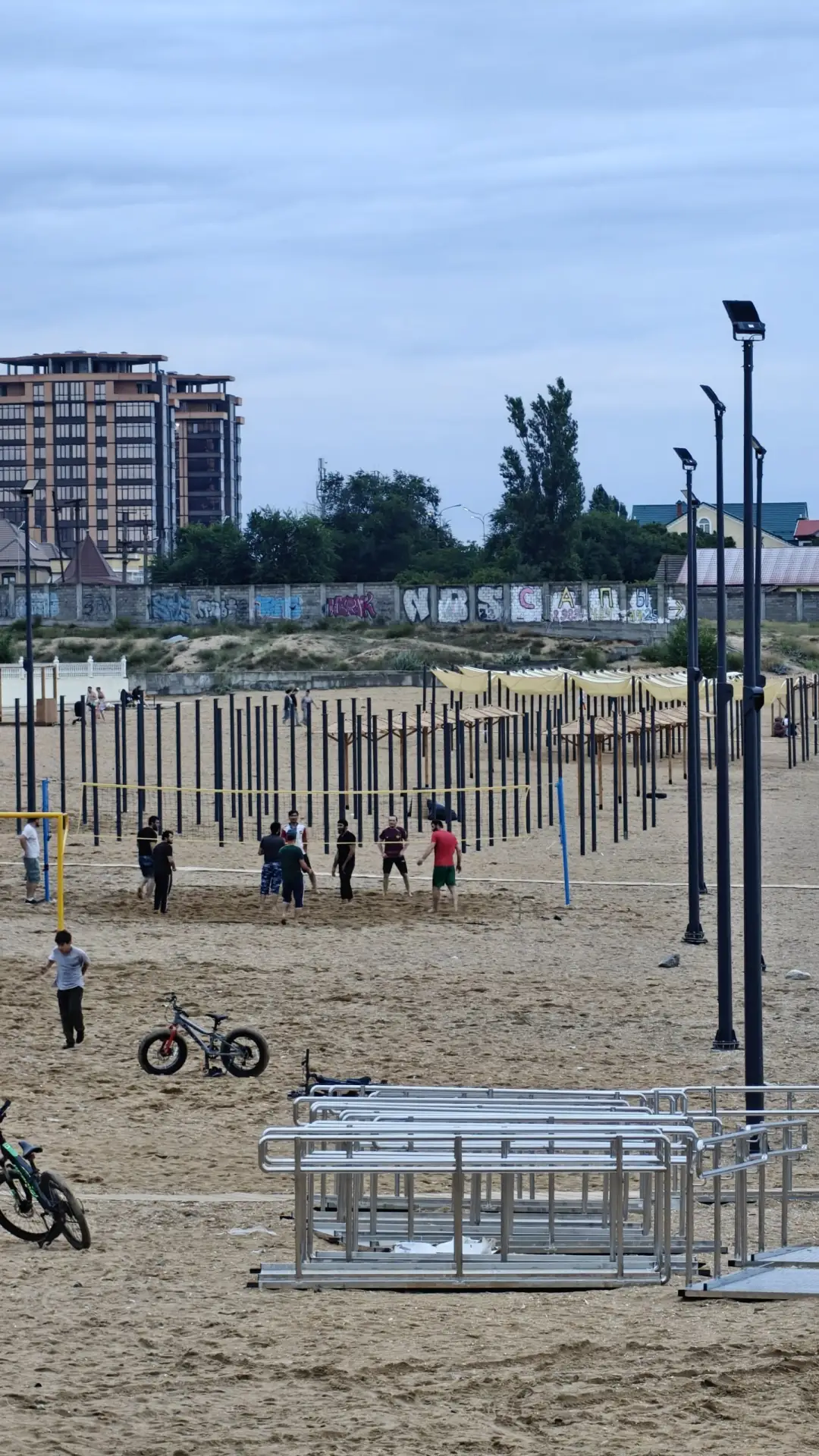 На первом городском пляже после благоустройства установили большое количество металличе...