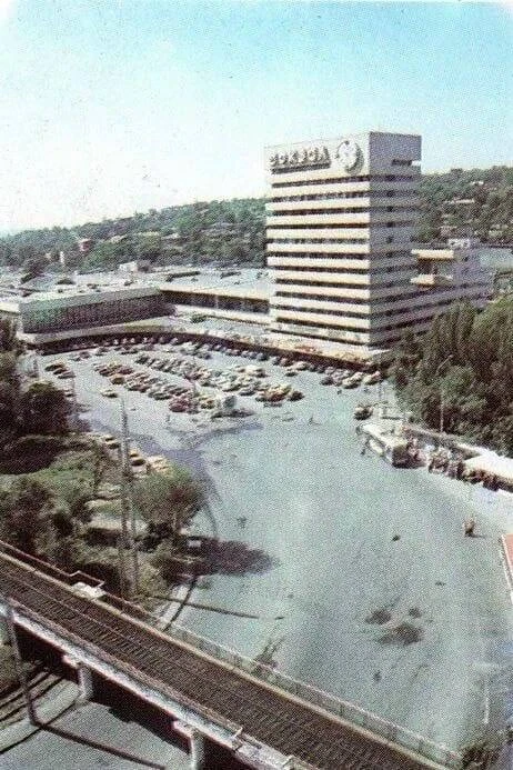Остановка автобусов у Главного ЖД-Вокзала Ростова-на-Дону.