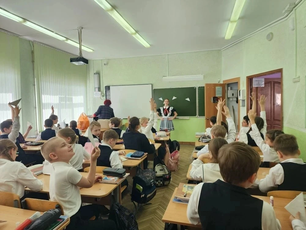 🇷🇺 В преддверии 9 Мая активисты Движения Первых подарили младшим школьникам праздничное настроение  