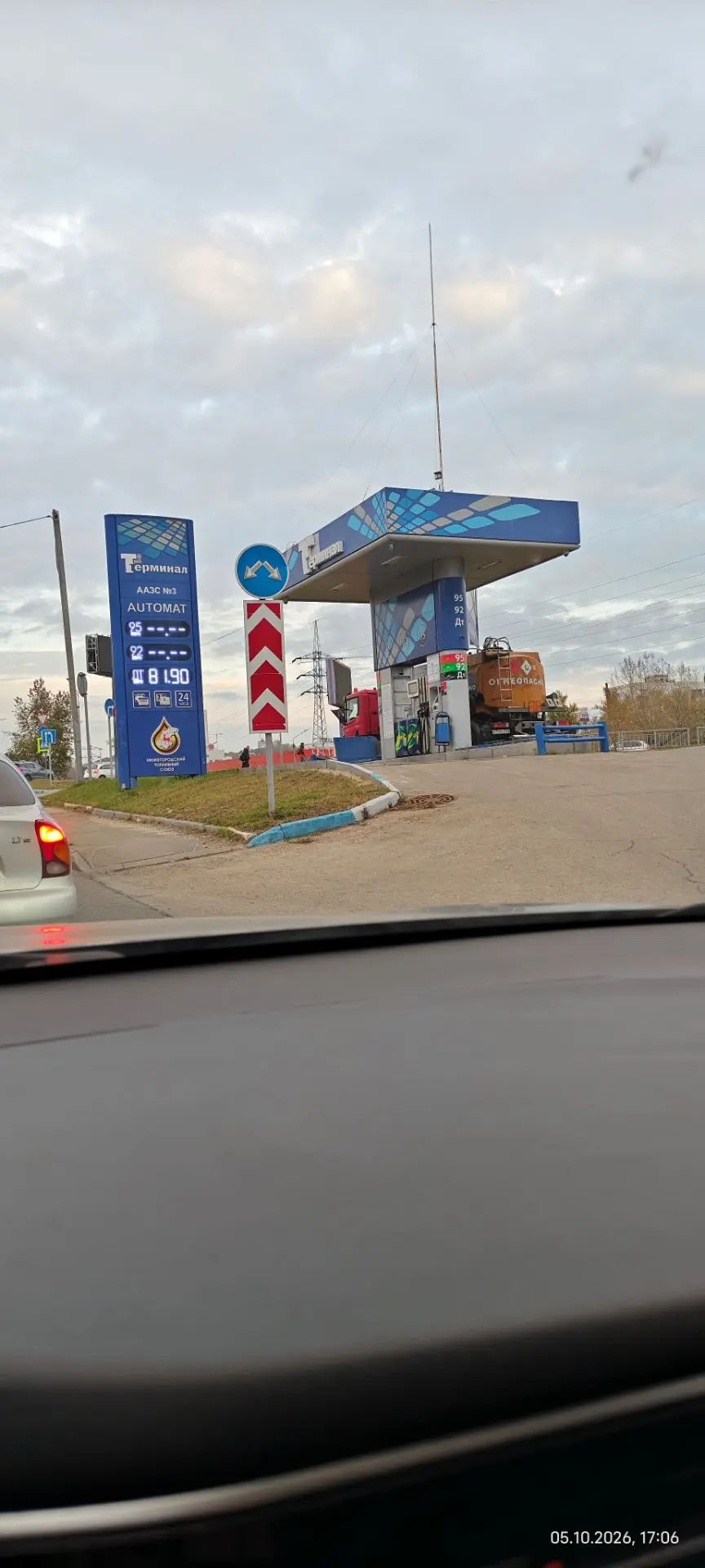 Терминал комсомольская площадь, сливается бензовоз