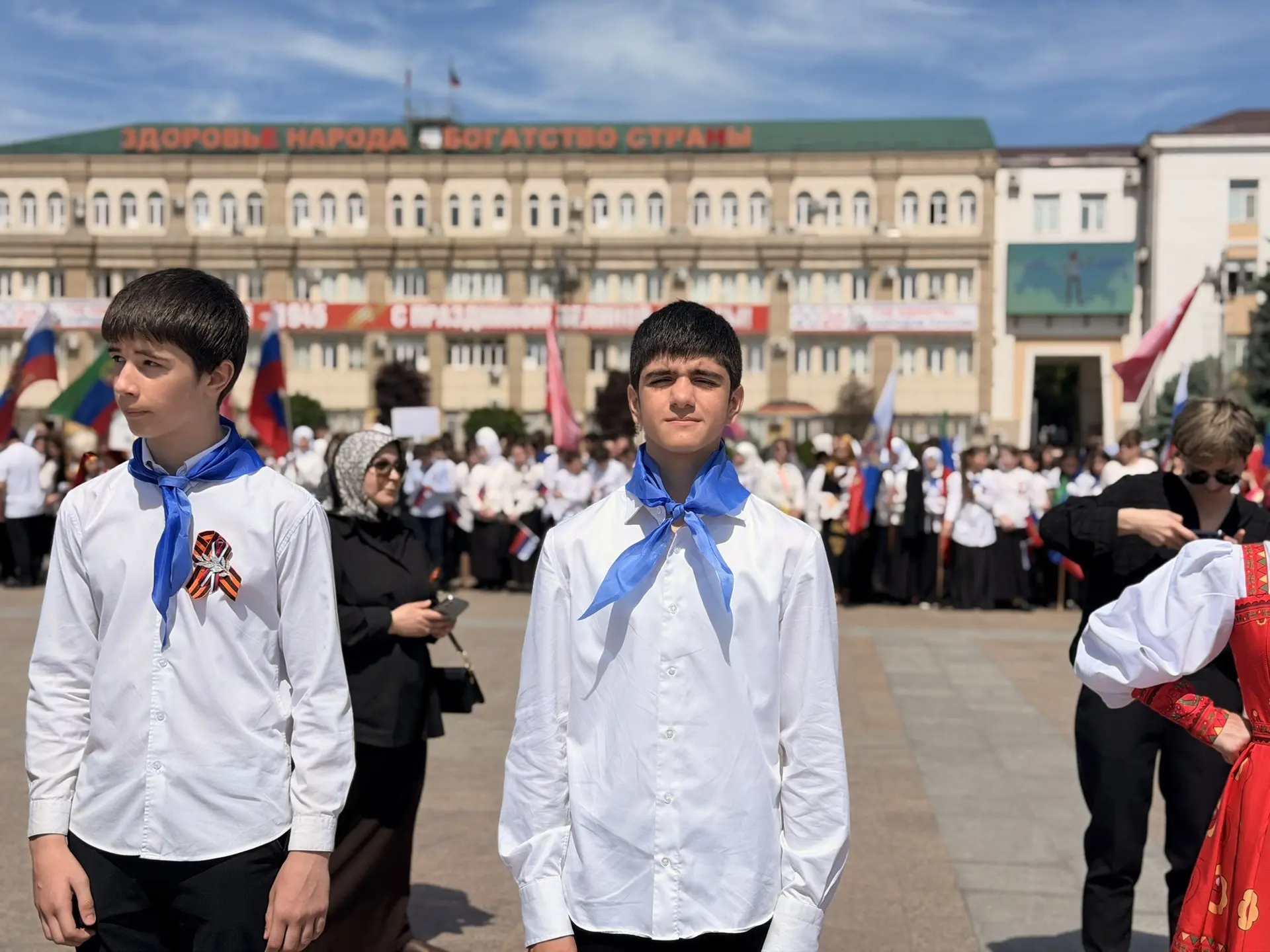 🔥 Лицей 51 принял участие в параде наследников Победы, который объединил 5000 Первых!  На площади им