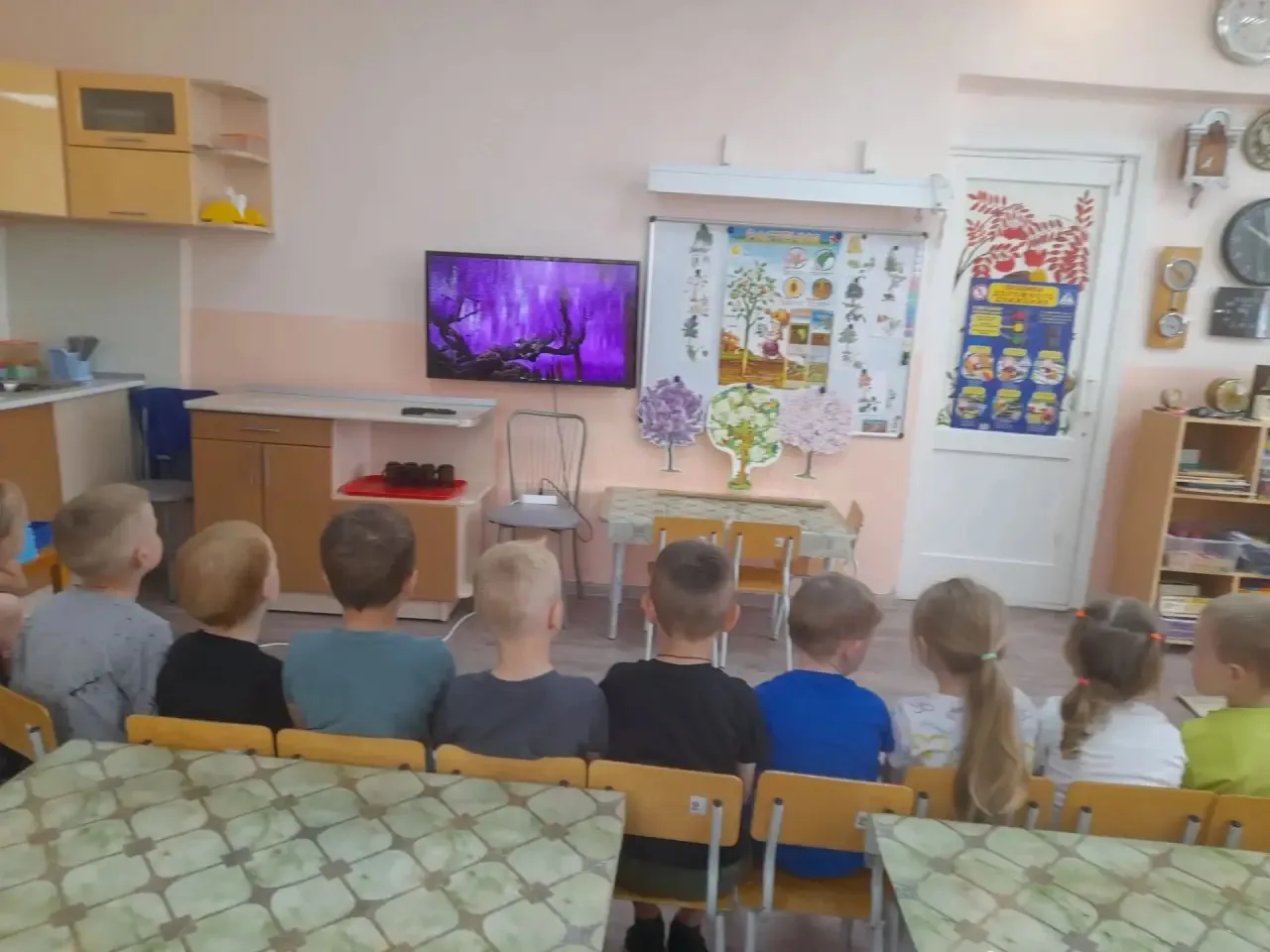 Дети группы №8 провели увлекательное занятие 🎨, посвященное природе и творчеству. Они говорили о де