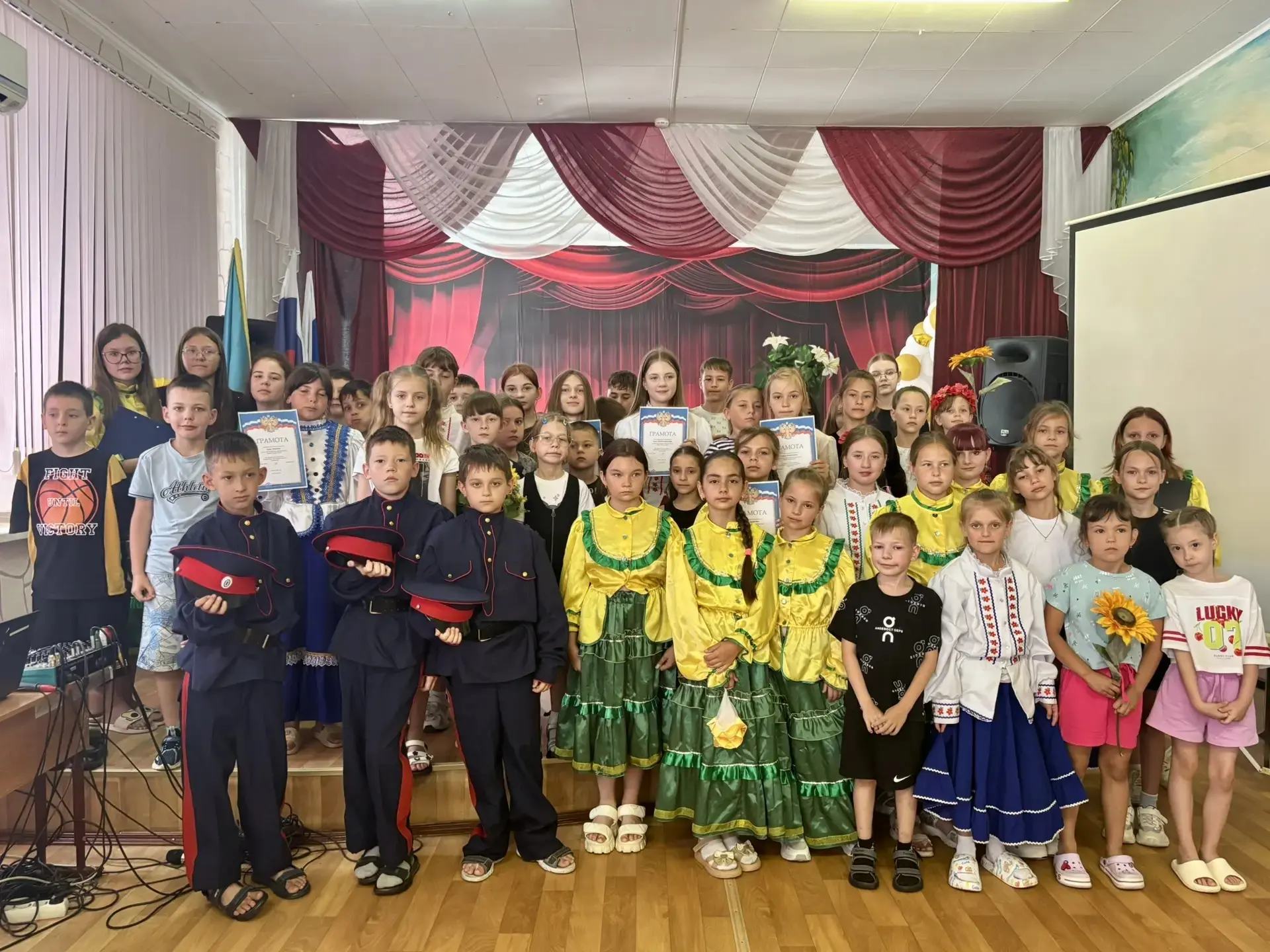 18 июня в пришкольном лагере «Казачьи забавы» прошёл конкурс казачьей песни «Любо, братцы, любо». Пе