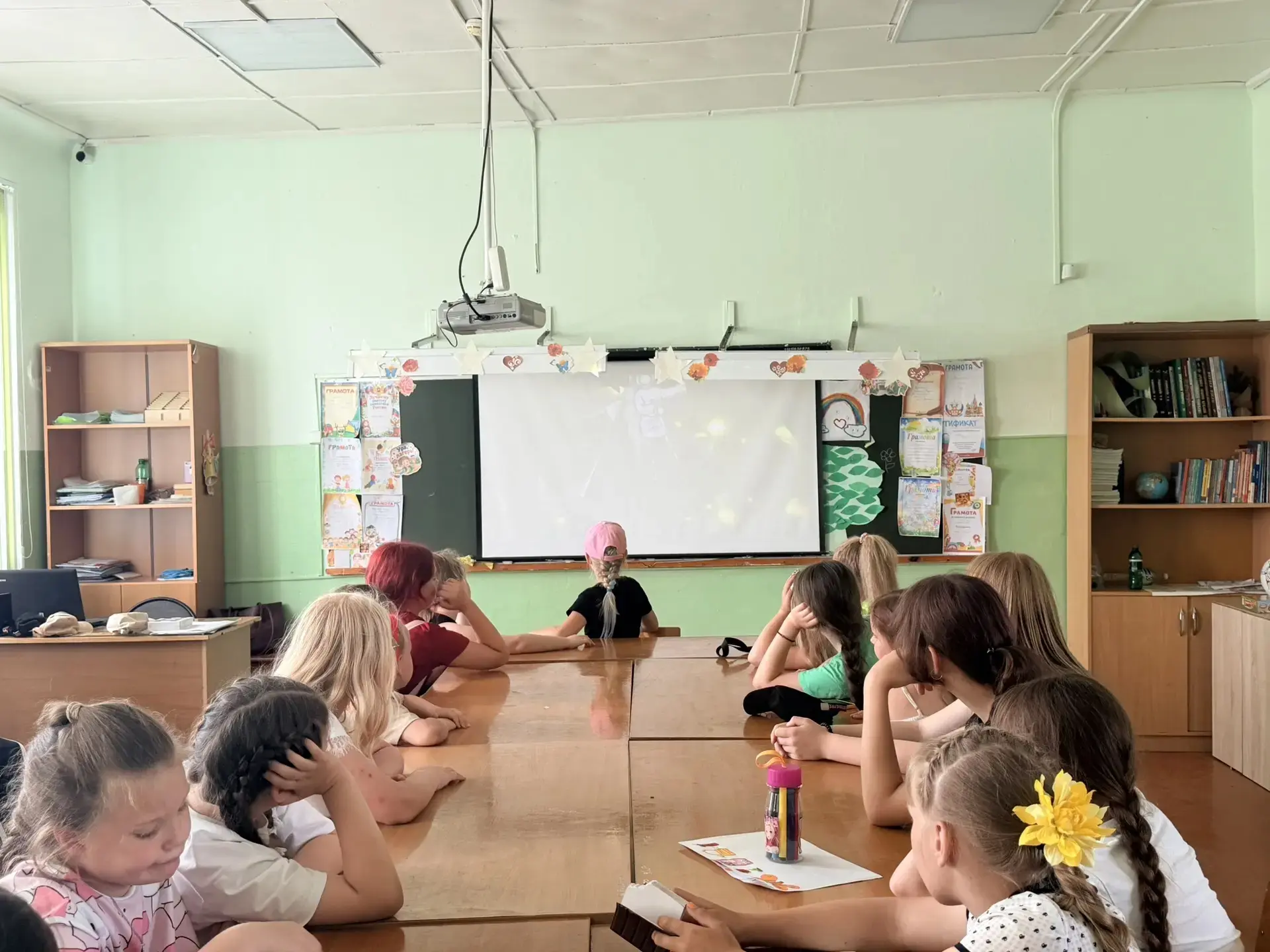 🕯️🎬 Сегодня в пришкольном лагере «Звездочка» прошел важный и трогательный кинопоказ. В преддверии 