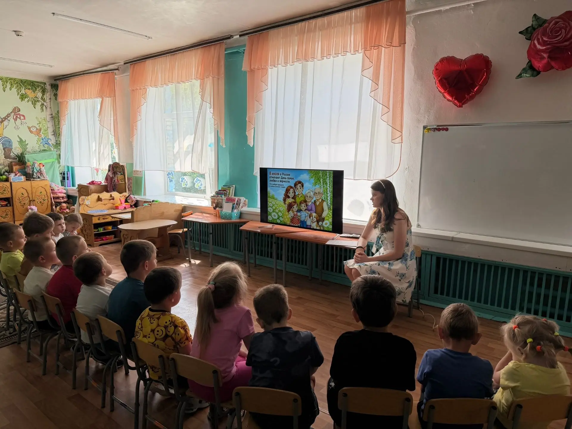 Сегодня в нашей группе мы провели душевную беседу с ребятами — поговорили об истории Дня семьи, любв