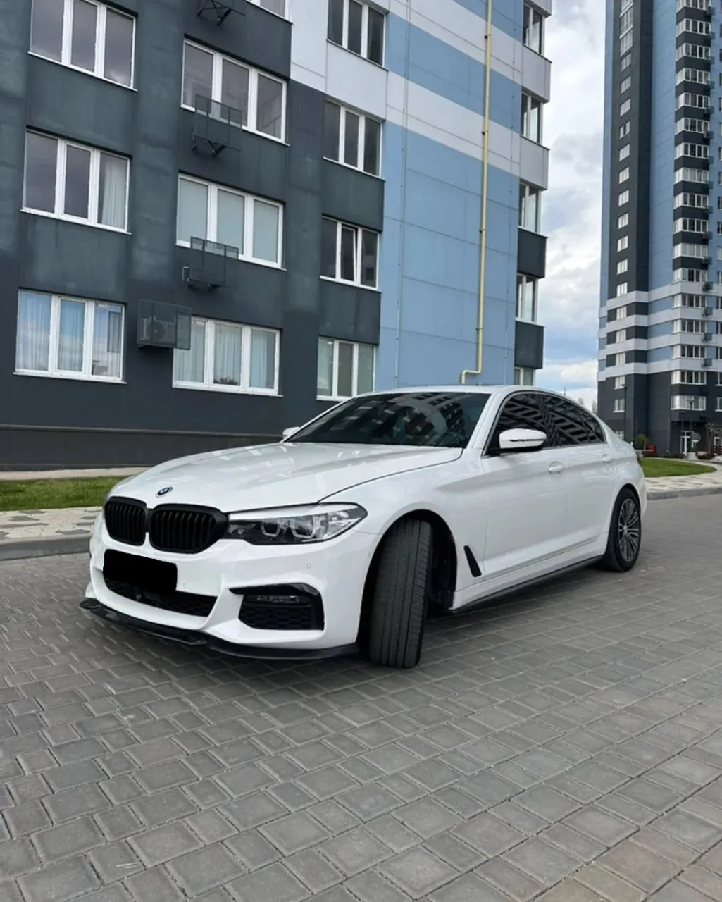 🏎 BMW 5 Series 2018 
G30 
 
Двигатель: бензин 2 л (330 л.с.) 
Тип кузова: Седан 
Количество дверей: