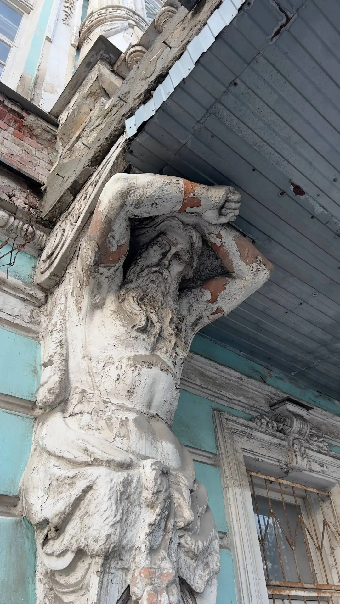 В Ярославле суд изъял Дом с атлантами
