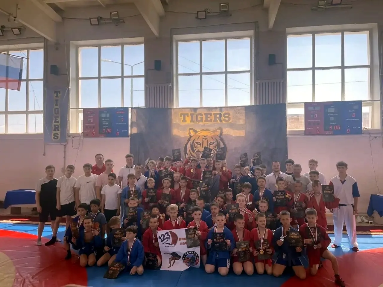 СПОРТИВНЫЕ ВЫХОДНЫЕ  Воспитанники объединения дополнительного образования "Самбо" под руководством О