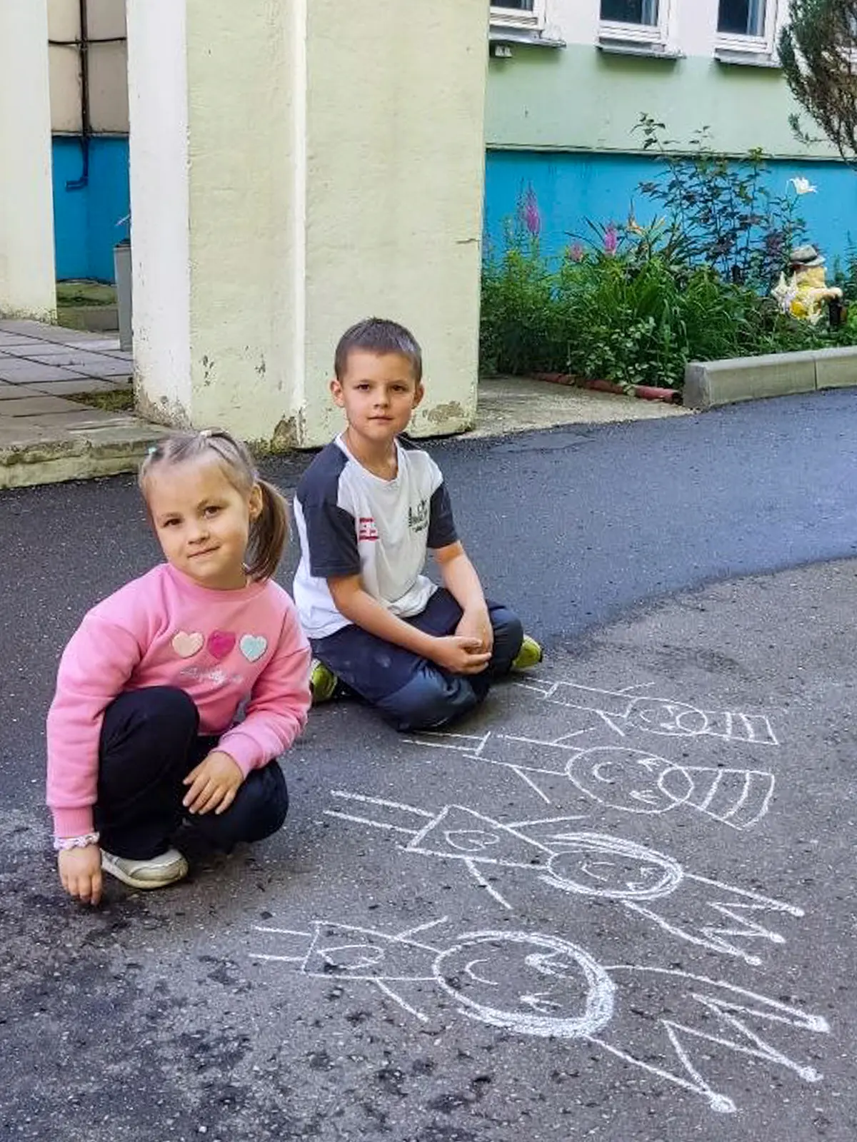 Яркие краски лета

🖍 Летом дорожки у наших дошкольных корпусов становятся самыми красивыми и яркими
