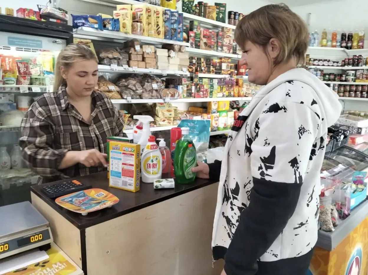 Социальные работники  нашего Центра продолжают оказывать помощь пожилым людям в покупке...