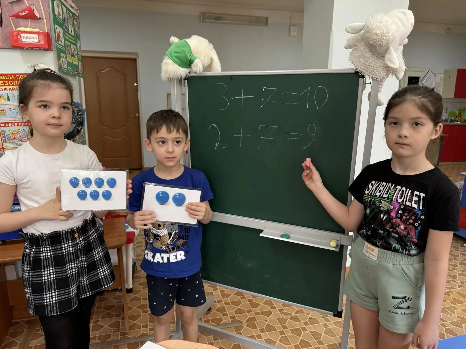 В нашей группе «Родничок» вовсю идёт подготовка к школе 🏫📚

И один из самых важных навыков — увере