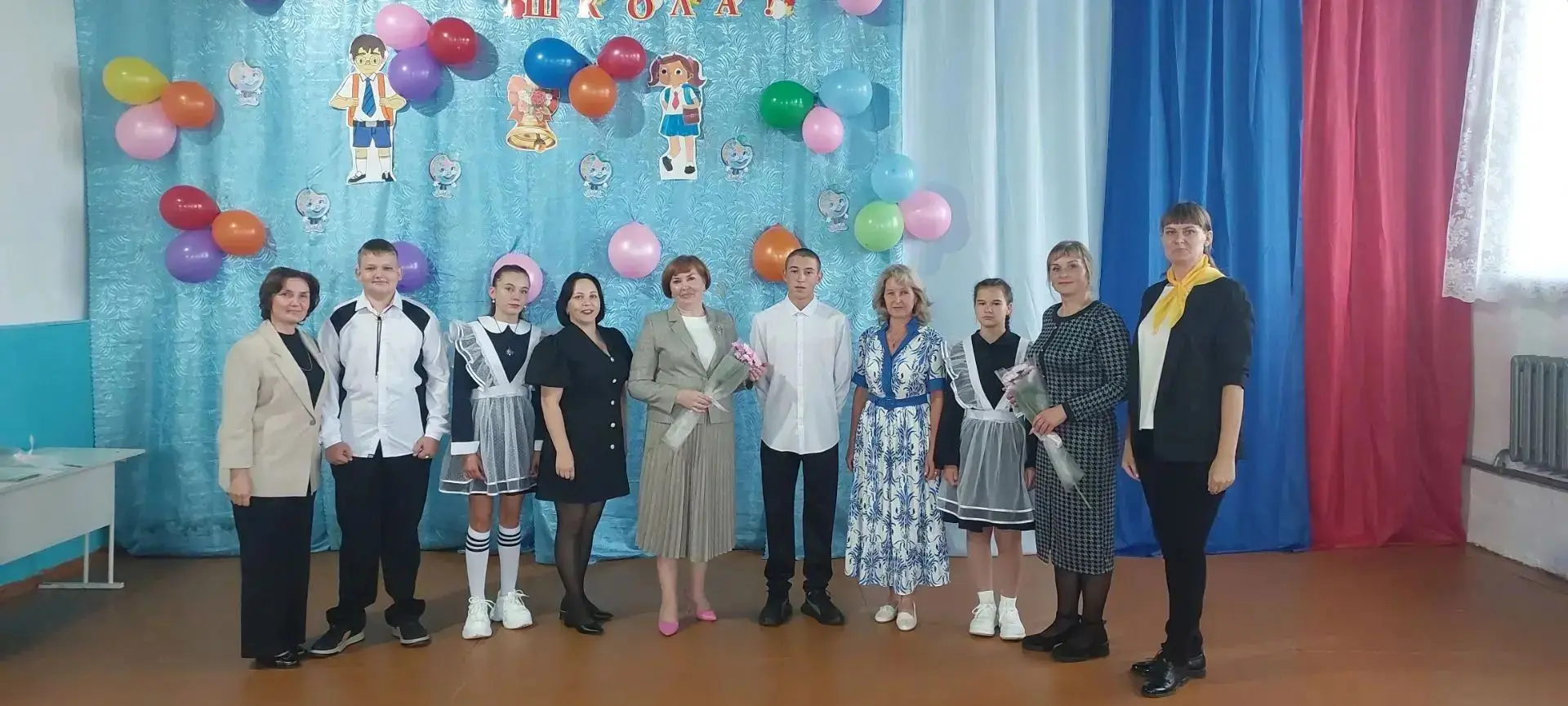 Торжественная линейка в МБОУ "Пашковская СОШ" . Почетные гости - и.о. начальника Управл...