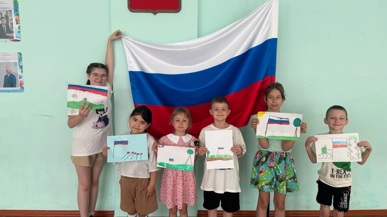 🎨 «Рисуй Россию»: как наши орлята творили историю!

В нашем пришкольном лагере отгремел финал творч