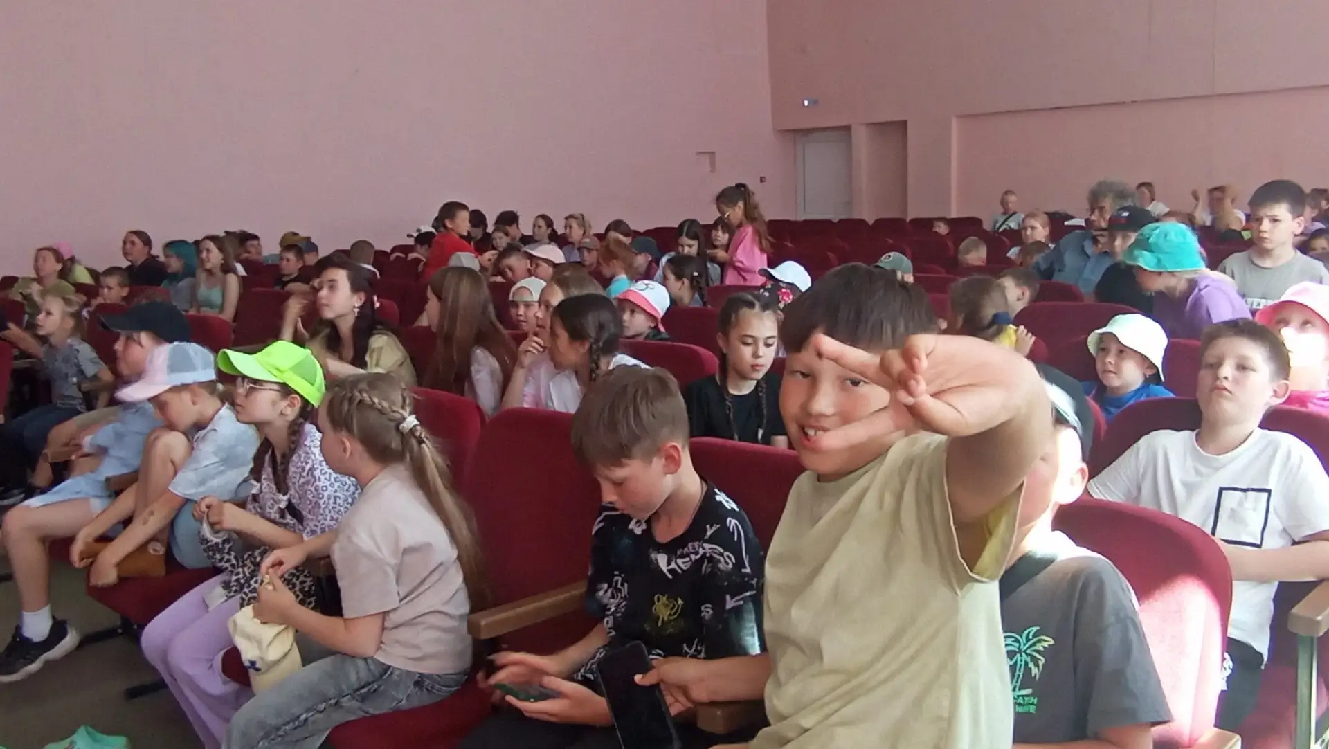 🏐Сегодня в нашем школьном лагере был интересный день! Утром была проведена зарядка, на которой дети