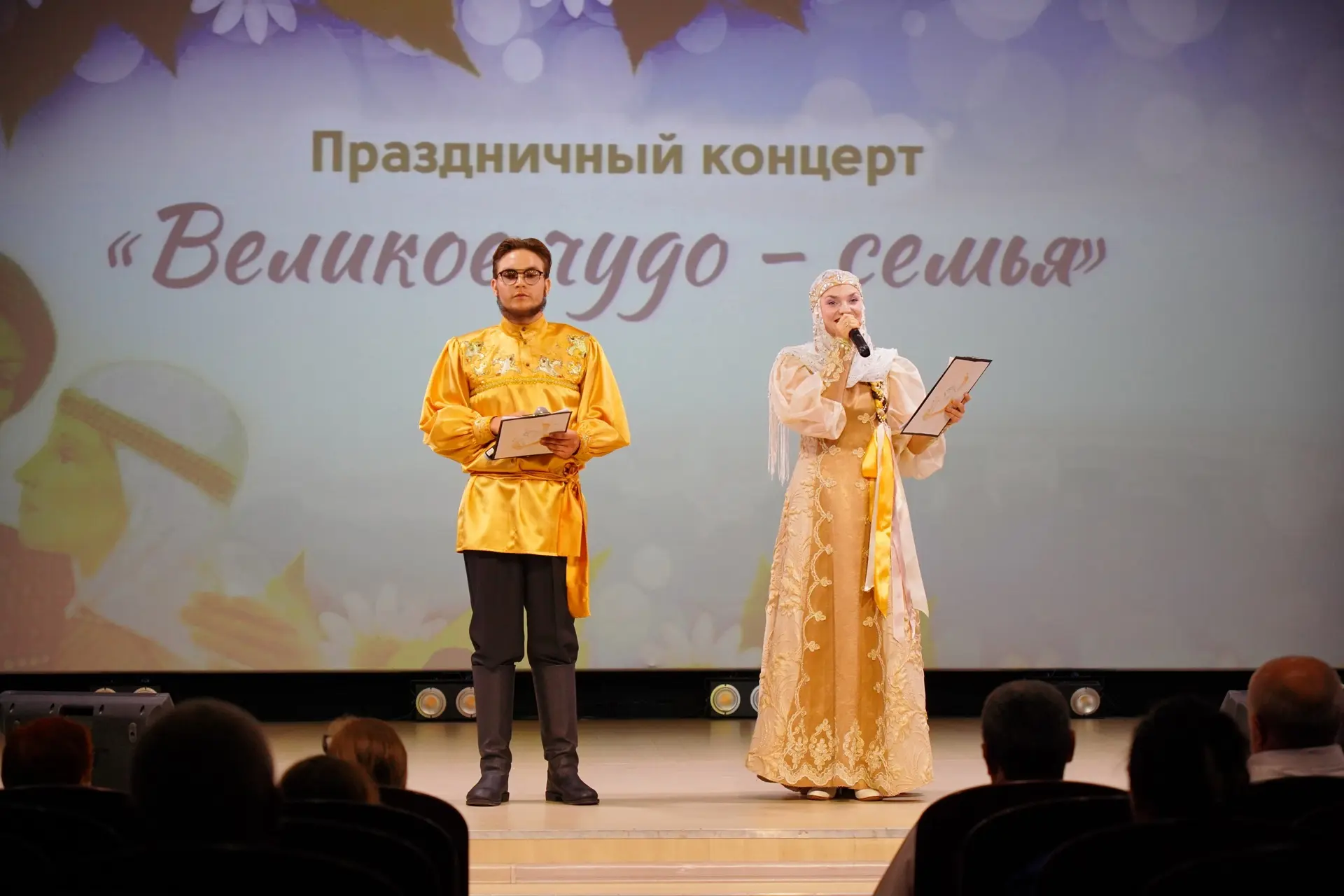 8 июля в зале МБУК "Центр Досуга и Кино" состоялся праздничный концерт ко Дню семьи, любви и верност