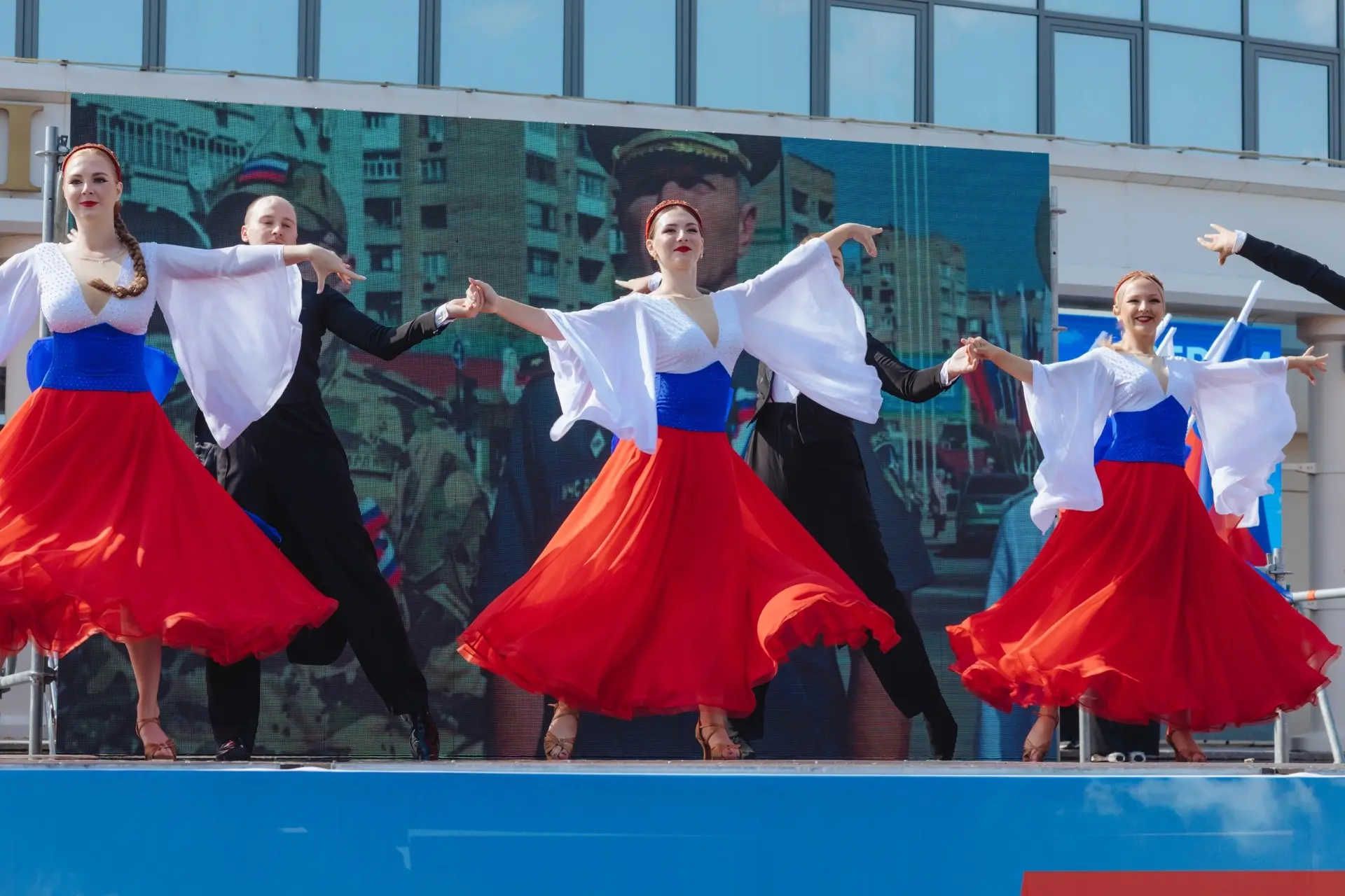 Праздничную атмосферу события создали выступления творческих коллективов Городского кул...