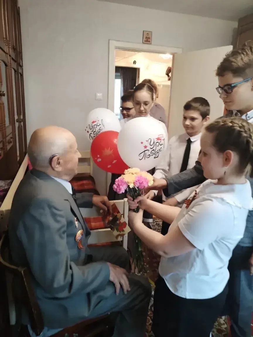 🎗️В День Победы ученики 4 «А» и 4 «Г» классов навестили труженика тыла Мурашова Петра Ивановича.  🎖️