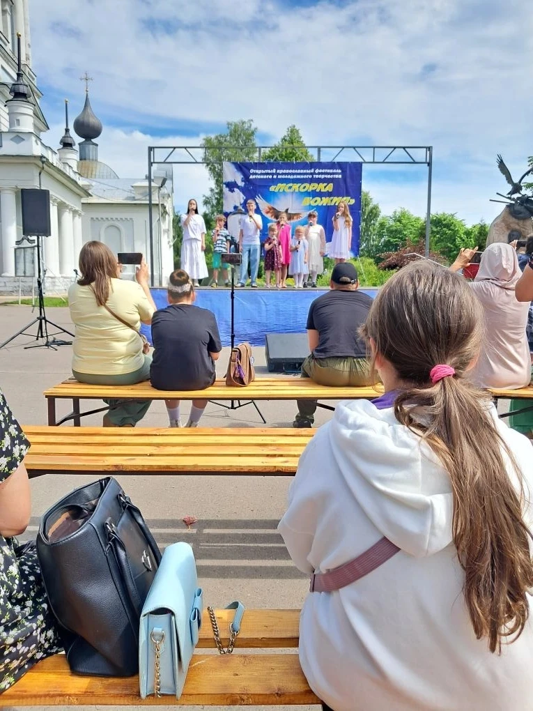 8 июня ребята из лагеря "Мечта" посетили ежегодный фестиваль музыки "Искорка божия" в г. Калязин. Ре