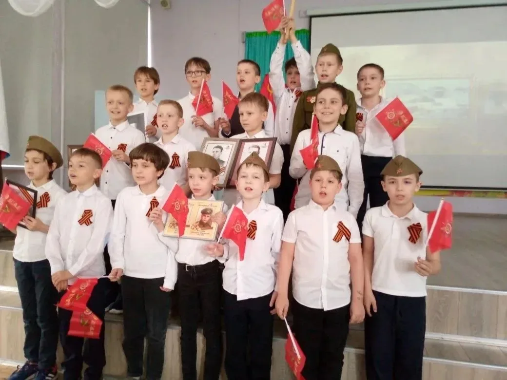 8 мая прошёл праздник, посвящённый Дню победы «Поклонимся великим тем годам» во 2-х классах. Учащиес