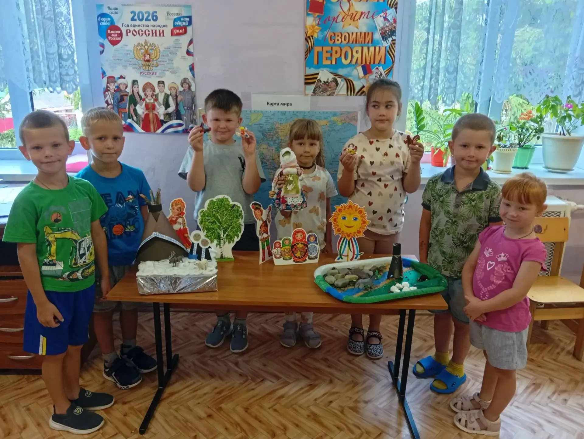 В нашем детском саду в рамках Года единства народов России открылась выставка рисунков и поделок на 