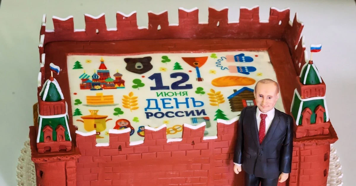 Сколько лет России? (Всё понятно, но есть несколько загвоздок)

Ответ зависит от того, какую книгу и