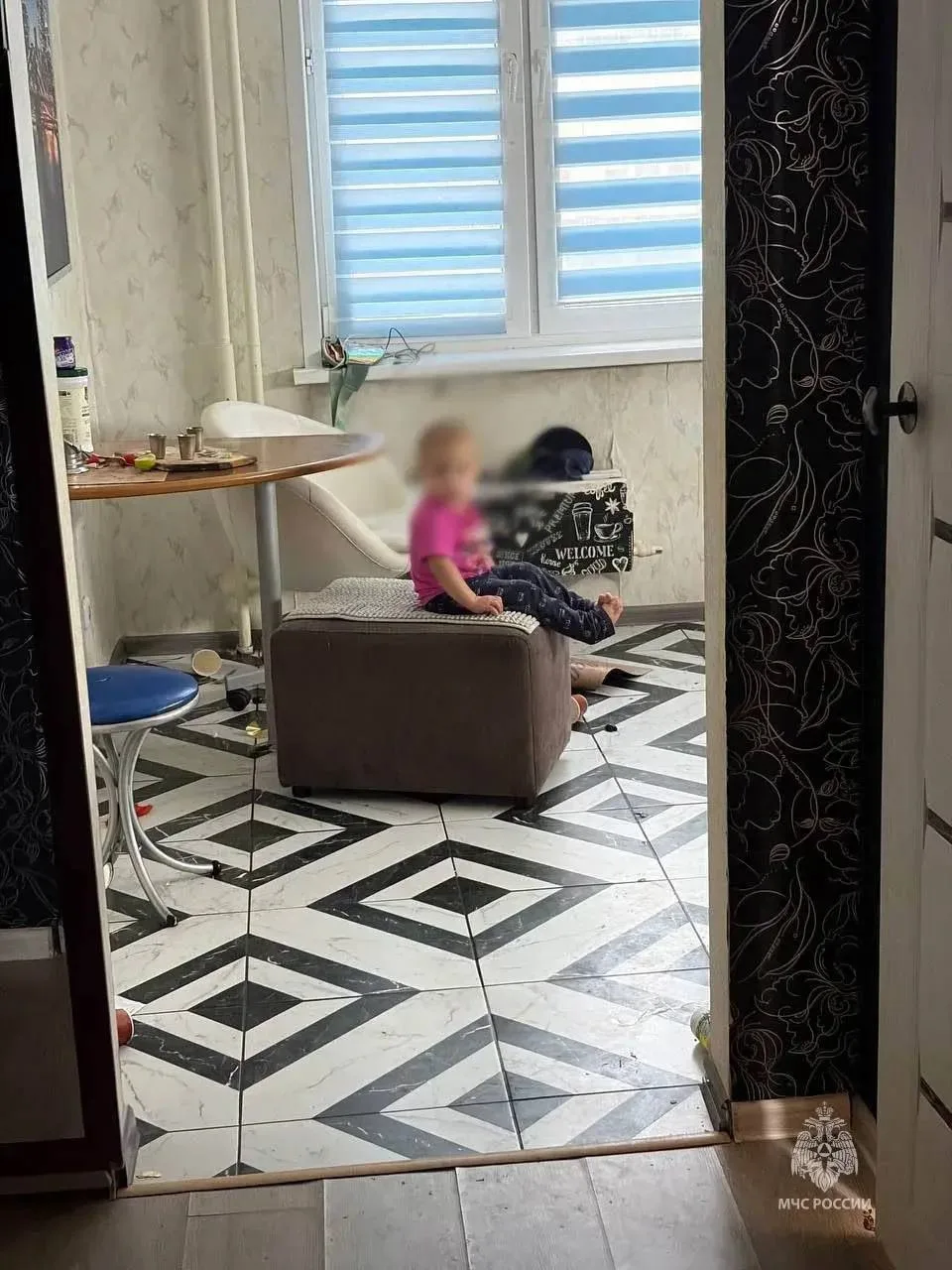В Красноярске спасли девочку, которая чуть не выпала из окна четвёртого этажа.
