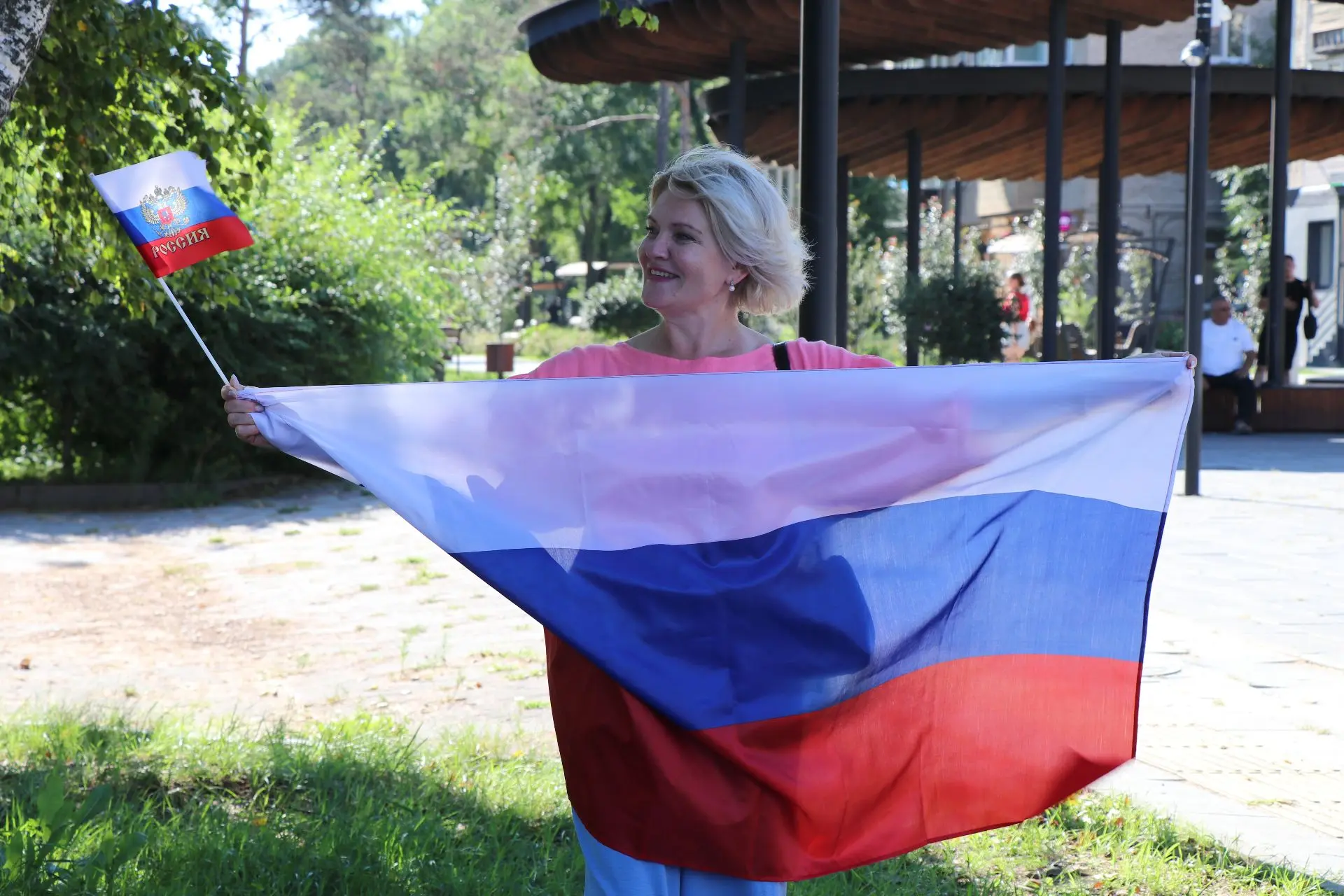 🇷🇺 Ленты в цветах триколора: Уссурийск участвует во Всероссийской акции